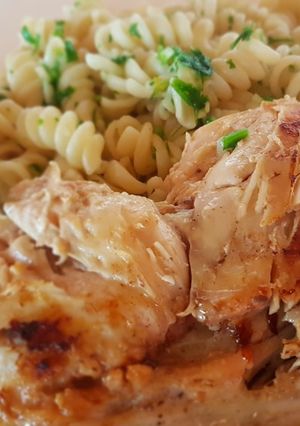 Una foto de Pollo frito con fideo al perejil