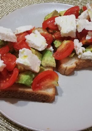 Φωτογραφία της συνταγής Χωριάτικο avocado toast!! 🥑🥑