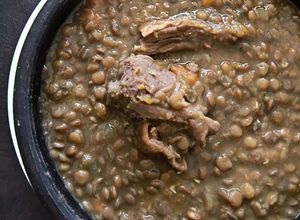 Una foto de Guiso de lentejas con asado de tira