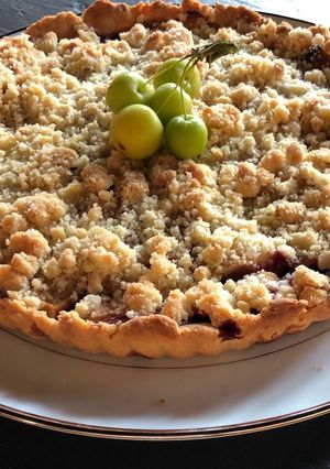 A picture of Apple Raspberry Crumble Tart.