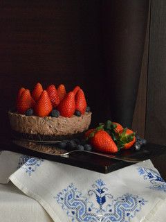 Una foto de Tarta mousse de queso, fresas y chocolate