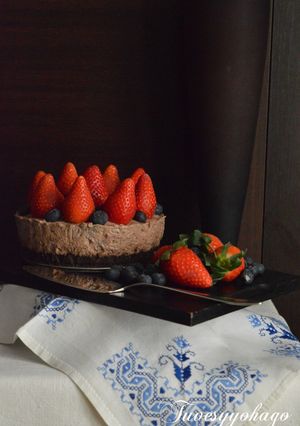 Una foto de Tarta mousse de queso, fresas y chocolate
