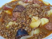 Una foto de lentejas con chorizo y tocino