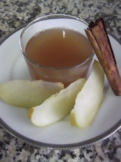 Una foto de Infusión fría de manzana verde y canela