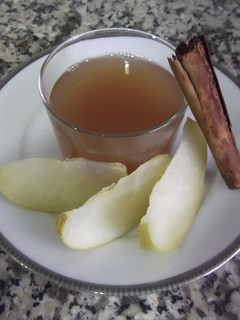 Una foto de Infusión fría de manzana verde y canela