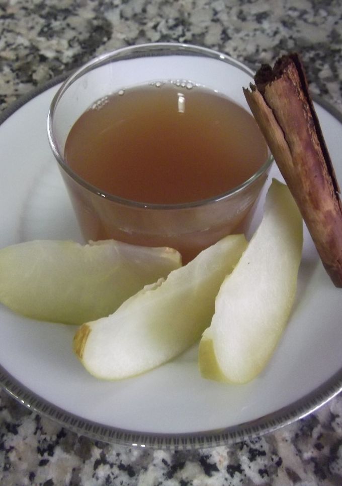 Una foto de Infusión fría de manzana verde y canela