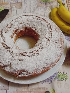 A picture of Ciambella con cioccolato e banane.