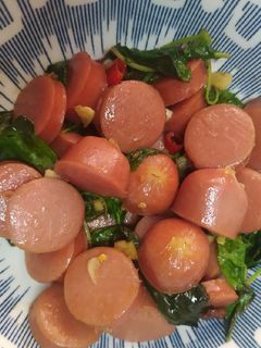 รูปของ ผัดกะเพราไส้กรอกไก่จัมโบ้หนังกรอบ