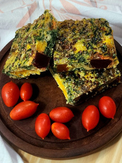 Una foto de 🎨Cuadrados de calabaza, remolacha, acelga y quinoa 🎨 Mosaicos tricolor 🎨
