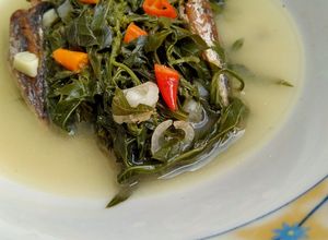 Foto resep Daun kenikir masak lodeh pedas toping baby pindang :)