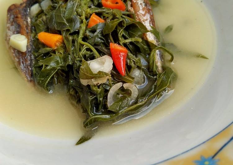 Resep Daun kenikir masak lodeh pedas toping baby pindang :), Sempurna