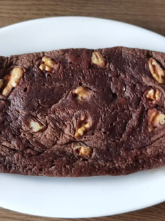 Una foto de Brownie de plátano y nueces en el microondas