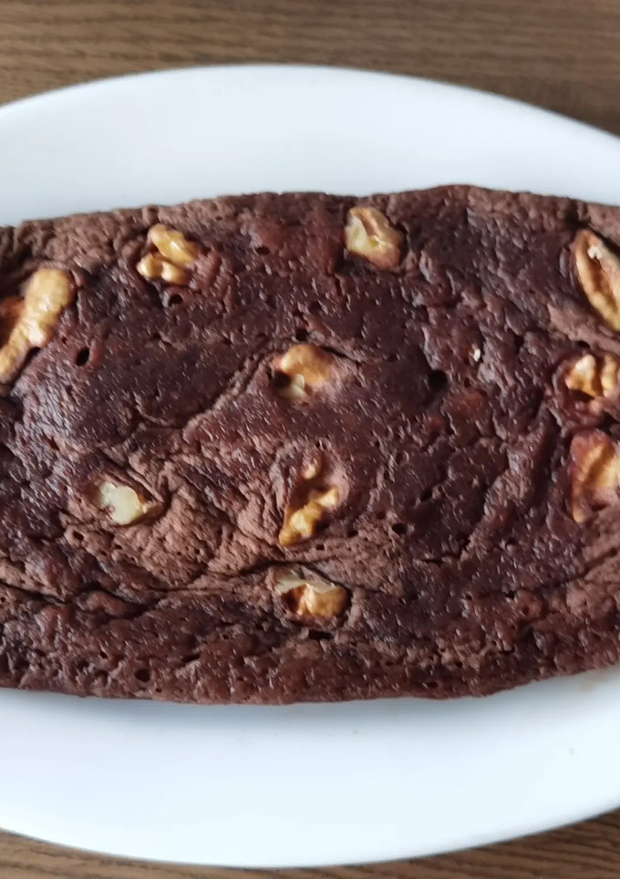 Una foto de Brownie de plátano y nueces en el microondas