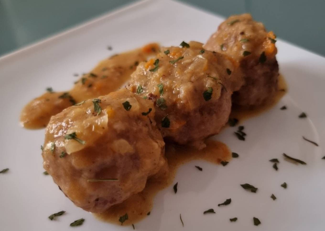 Albóndigas con salsa de zanahoria y cebolla