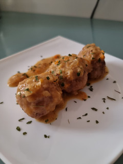 Una foto de Albóndigas con salsa de zanahoria y cebolla