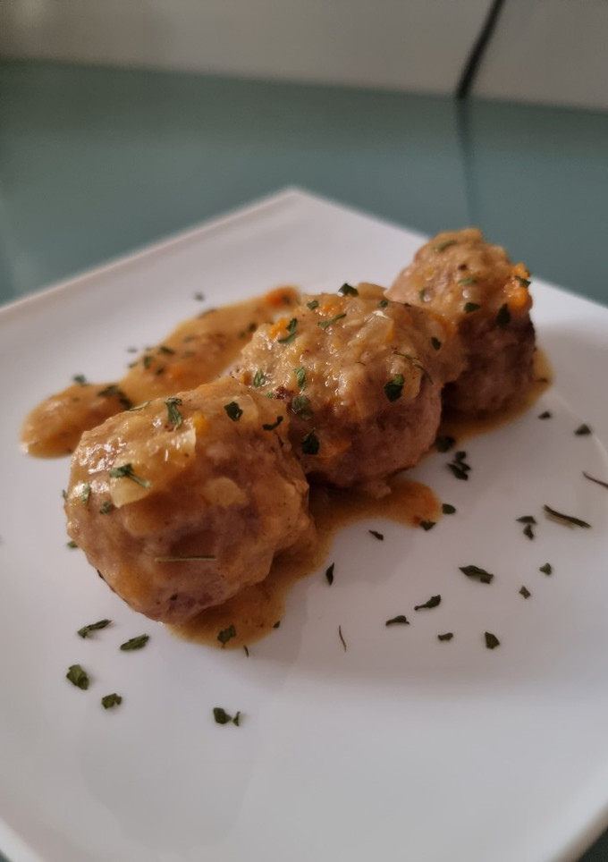 Una foto de Albóndigas con salsa de zanahoria y cebolla
