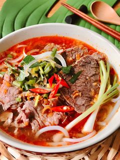 Hình của món Bún Bò Huế Tái Nạm.