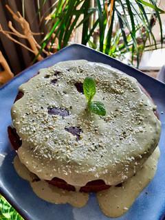 Una foto de Bizcocho vegano de boniato y chocolate con crema de menta