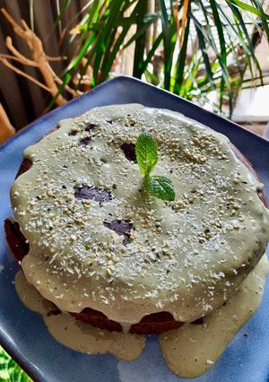 Una foto de Bizcocho vegano de boniato y chocolate con crema de menta