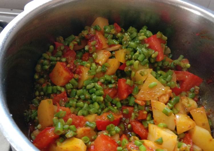 Easiest Way to Cook Appetizing Aloo chorifali and tomato sabji