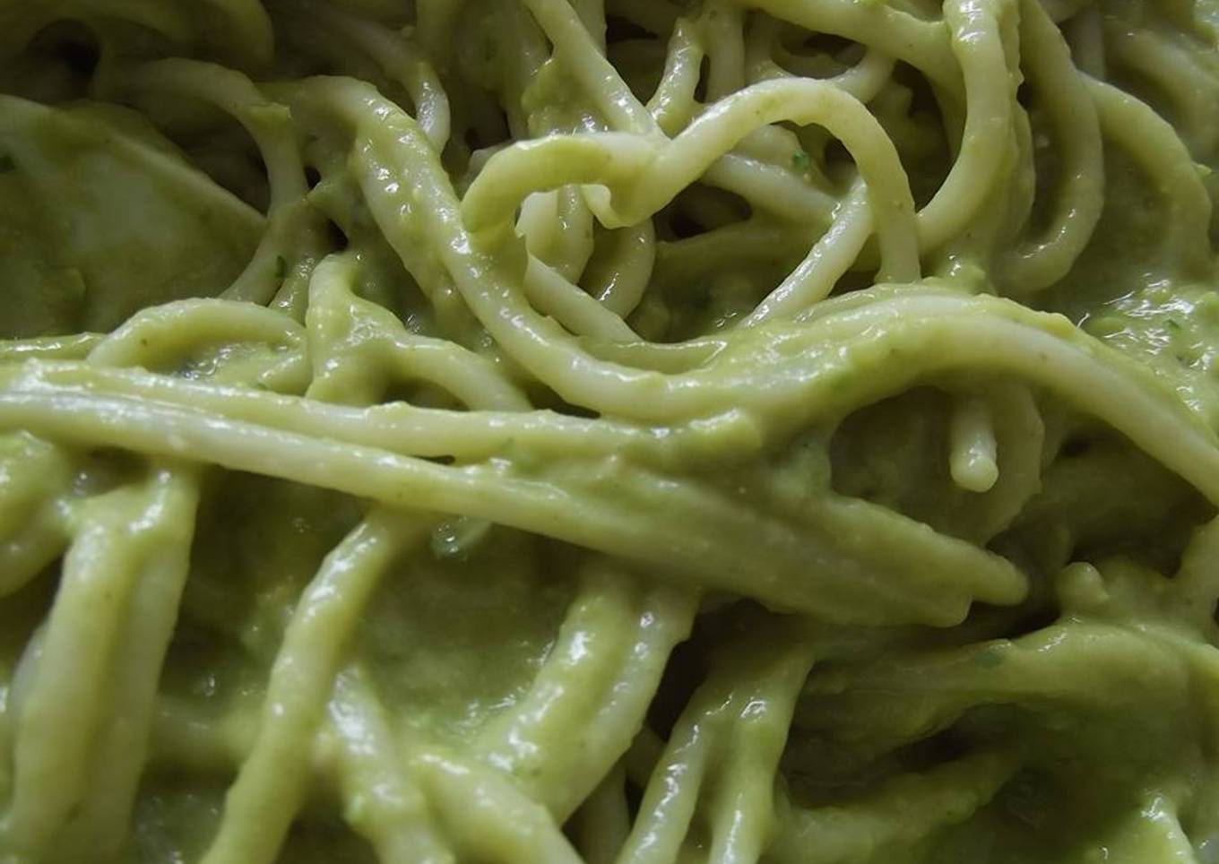 Espaguetti al aguacate y jalapeños