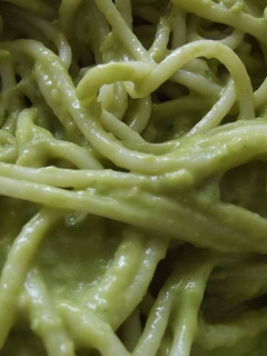 Una foto de Espaguetti al aguacate y jalapeños