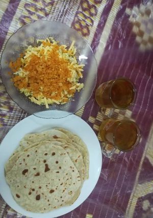 صورة لوصفة خبز براتا مع بيض و جبن شيدر و بطاطس عمان و شاي زعتر