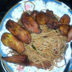 A picture of Jollop spaghetti wid fried plantain🍝.