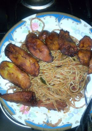 A picture of Jollop spaghetti wid fried plantain🍝.