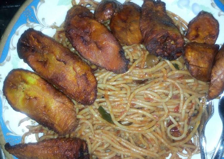 Jollop spaghetti wid fried plantain🍝