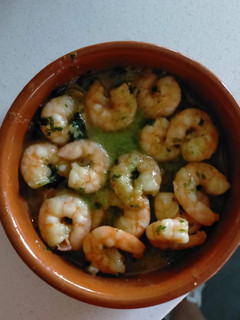 Una foto de Langostinos borrachos con Mojo de Cilantro