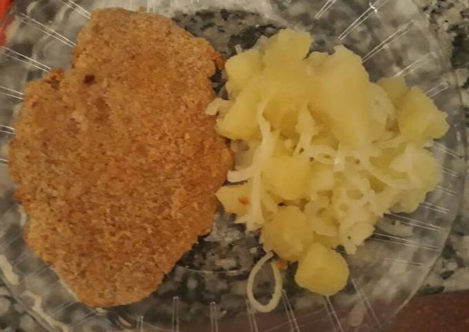 Milanesa de pollo con ensalada de papa y cebolla Receta de Marisol  Lombardo- Cookpad