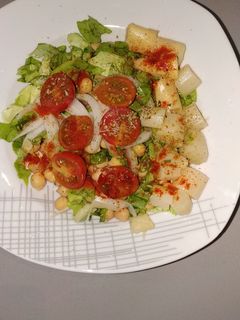 Una foto de Ensalada de garbanzos con tomate cherry