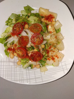 Una foto de Ensalada de garbanzos con tomate cherry