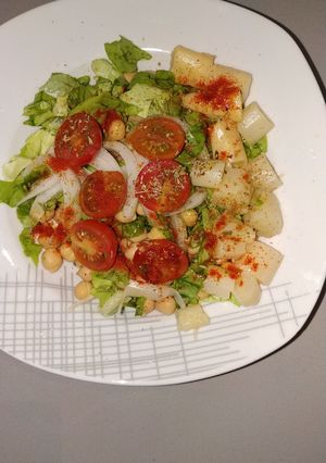 Una foto de Ensalada de garbanzos con tomate cherry