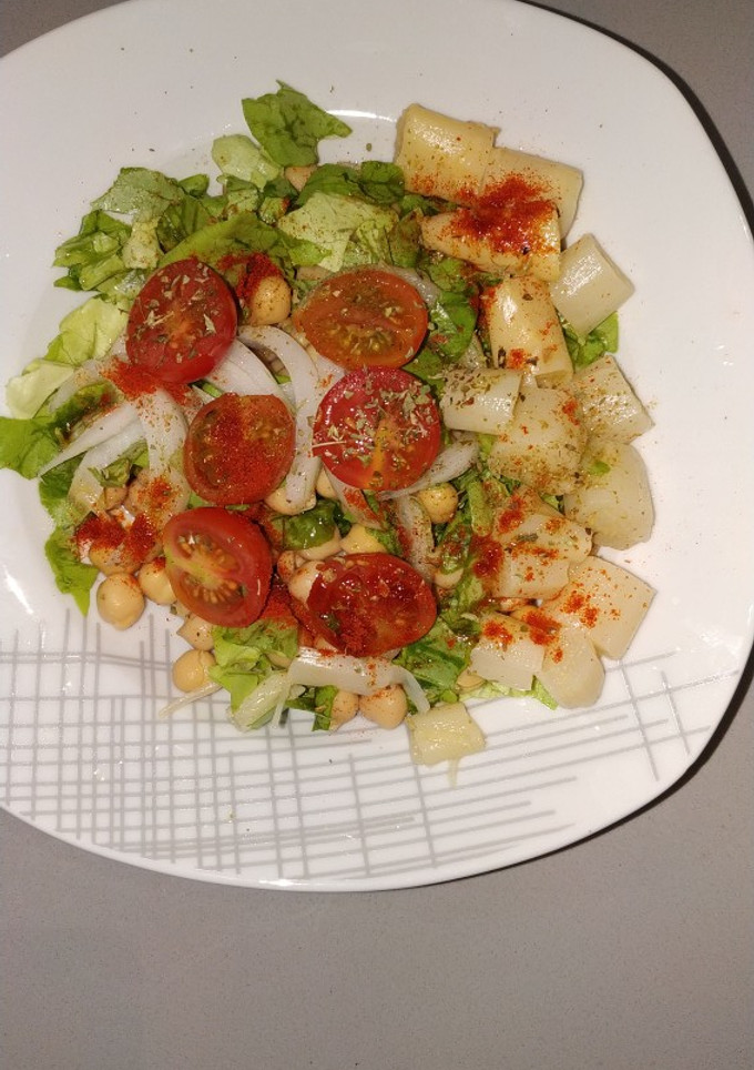 Una foto de Ensalada de garbanzos con tomate cherry