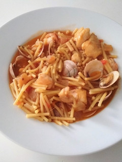 Una foto de Fideos con rape, almejas y gambas