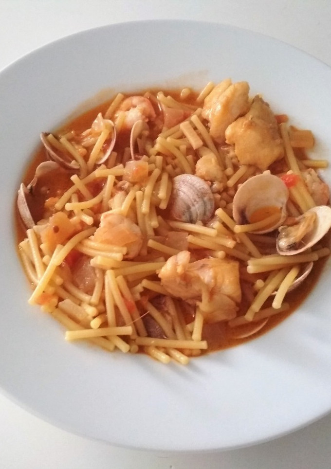 Una foto de Fideos con rape, almejas y gambas