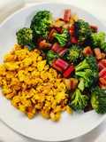 Terrina di broccoli, coste colorate e tofu strapazzato