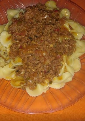 Una foto de Salsa boloñesa con carne molida y fideos moñitos