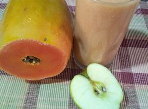Una foto de Licuado de papaya, manzana y avena