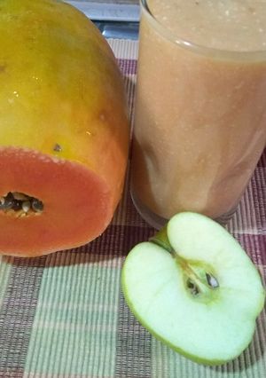 Una foto de Licuado de papaya, manzana y avena