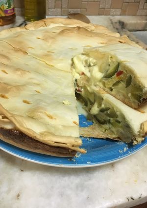 Una foto de Tarta de zapallitos y cebolla con queso cremoso