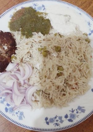 A picture of Matar Pulao with Chapli Kabab.