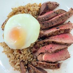 Garlic fried rice with sliced grilled beef sirloin A picture of Garlic fried rice with sliced grilled beef sirloin.