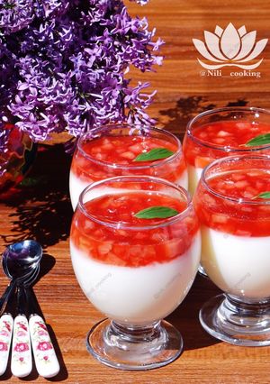 عکسی از دستور محلبی با توت فرنگی