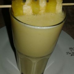 Pineapple banana smoothie A picture of Pineapple banana smoothie.