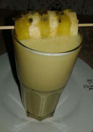 A picture of Pineapple banana smoothie.