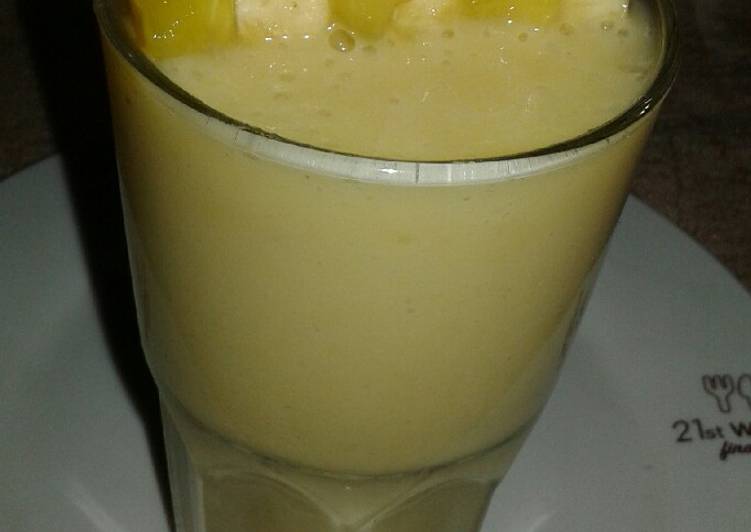 Pineapple banana smoothie