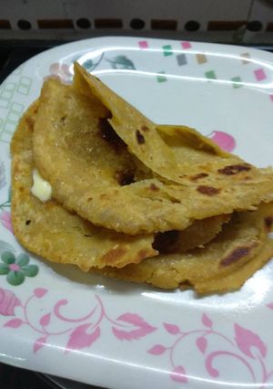 A picture of 5 layered makka paratha.
